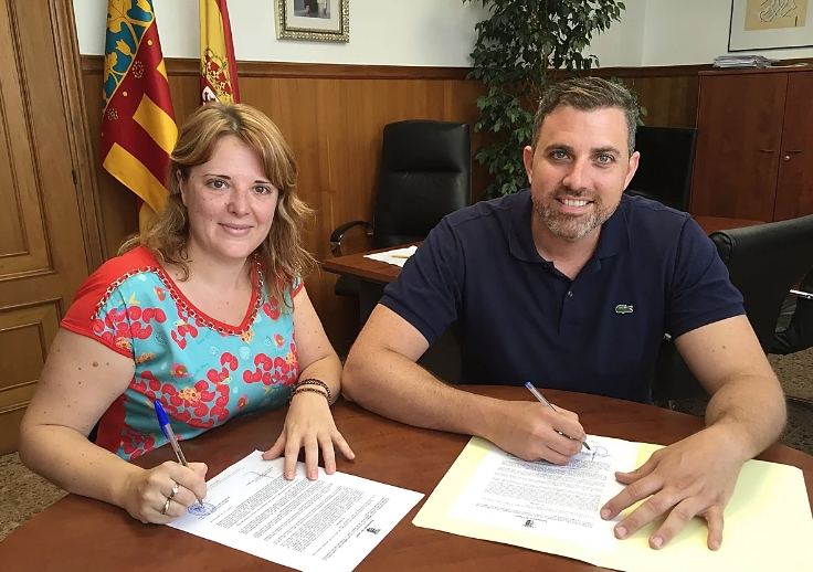 Ana María González con el alcalde de Cullera y diputado socialista en la Diputación.