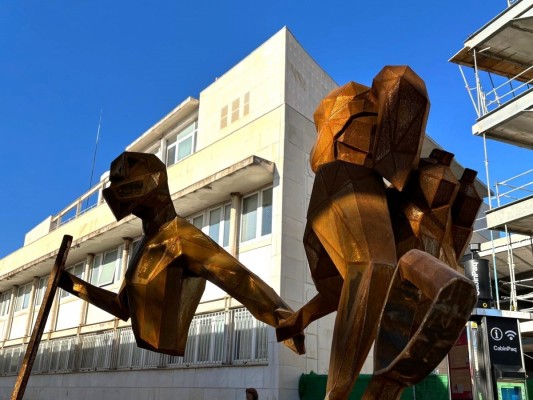 Voluntarios de la dana dejan mensajes en la escultura de Alaquàs que los homenajea