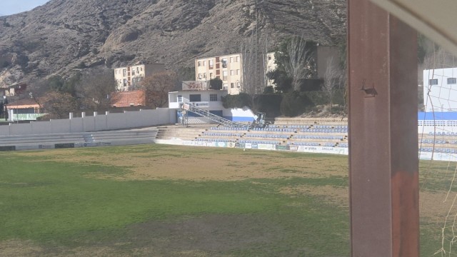 El viento derriba tres torres eléctricas y causa destrozos en Villena