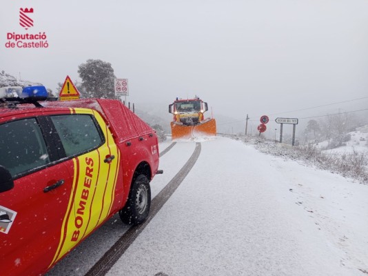 La nieve afecta a carreteras del interior de Castellón y la N-330 y N-420 en Valencia