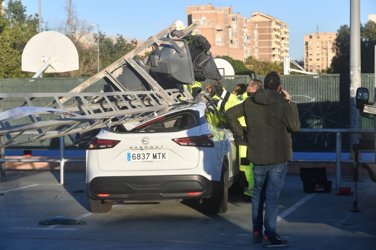 El temporal de viento provoca 180 intervenciones de Policía y bomberos en Alicante