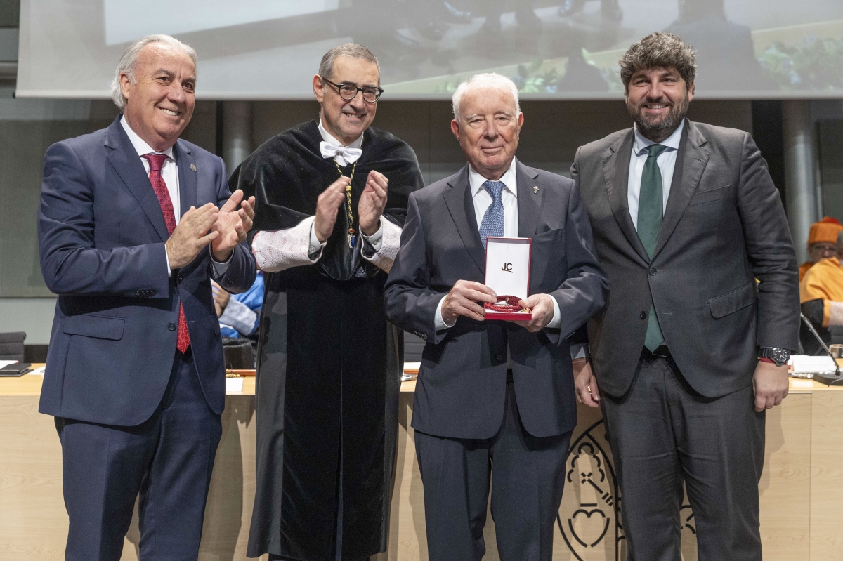 Juan García Lax, entre Bartolomé Viudes, José Luján y Fernando López Miras. - Foto: MARCIAL GUILLÉN / EFE Juan García Lax, entre Bartolomé Viudes, José Luján y Fernando López Miras.