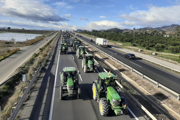 'Súper jueves' de indignación': los agricultores toman con sus tractores las autovías de la Región de Murcia