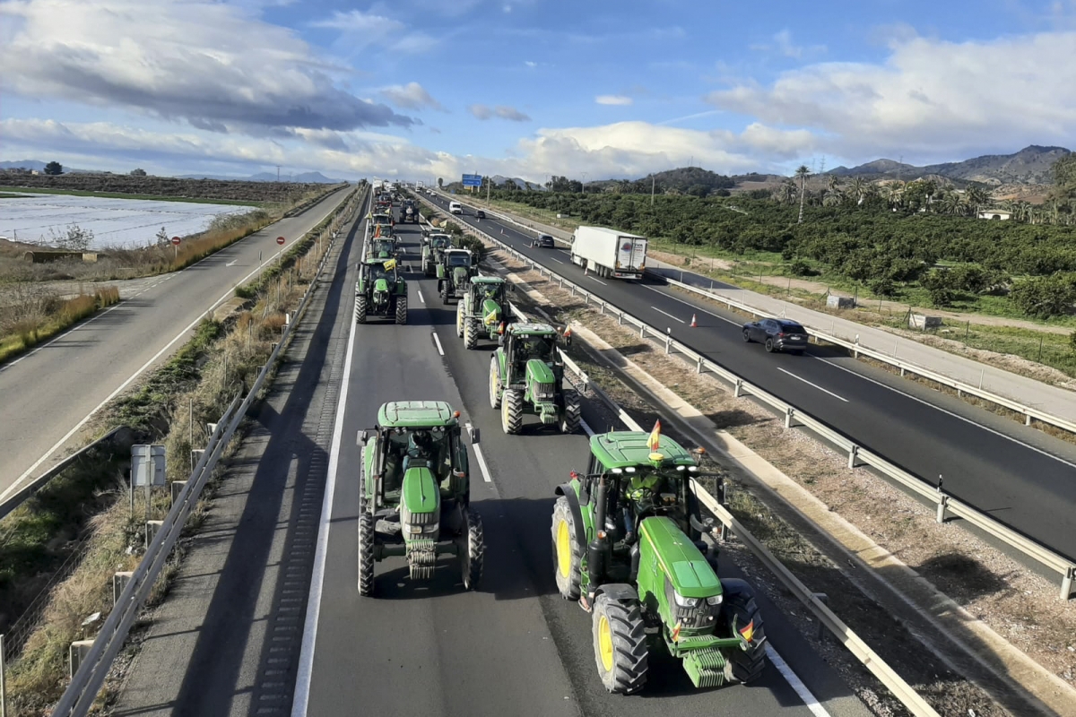 'Súper jueves' de indignación': los agricultores toman con sus tractores las autovías de la Región