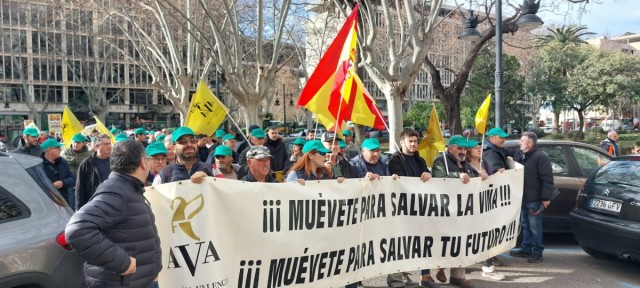 Unos 200 tractores y 2.000 personas recorren València contra acuerdos de UE y recortes PAC