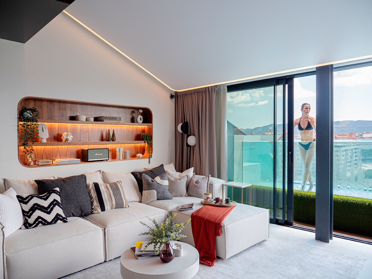 El lujoso ático de Murcia que brilla por su glamour y sorprende con una piscina desbordante en la terraza