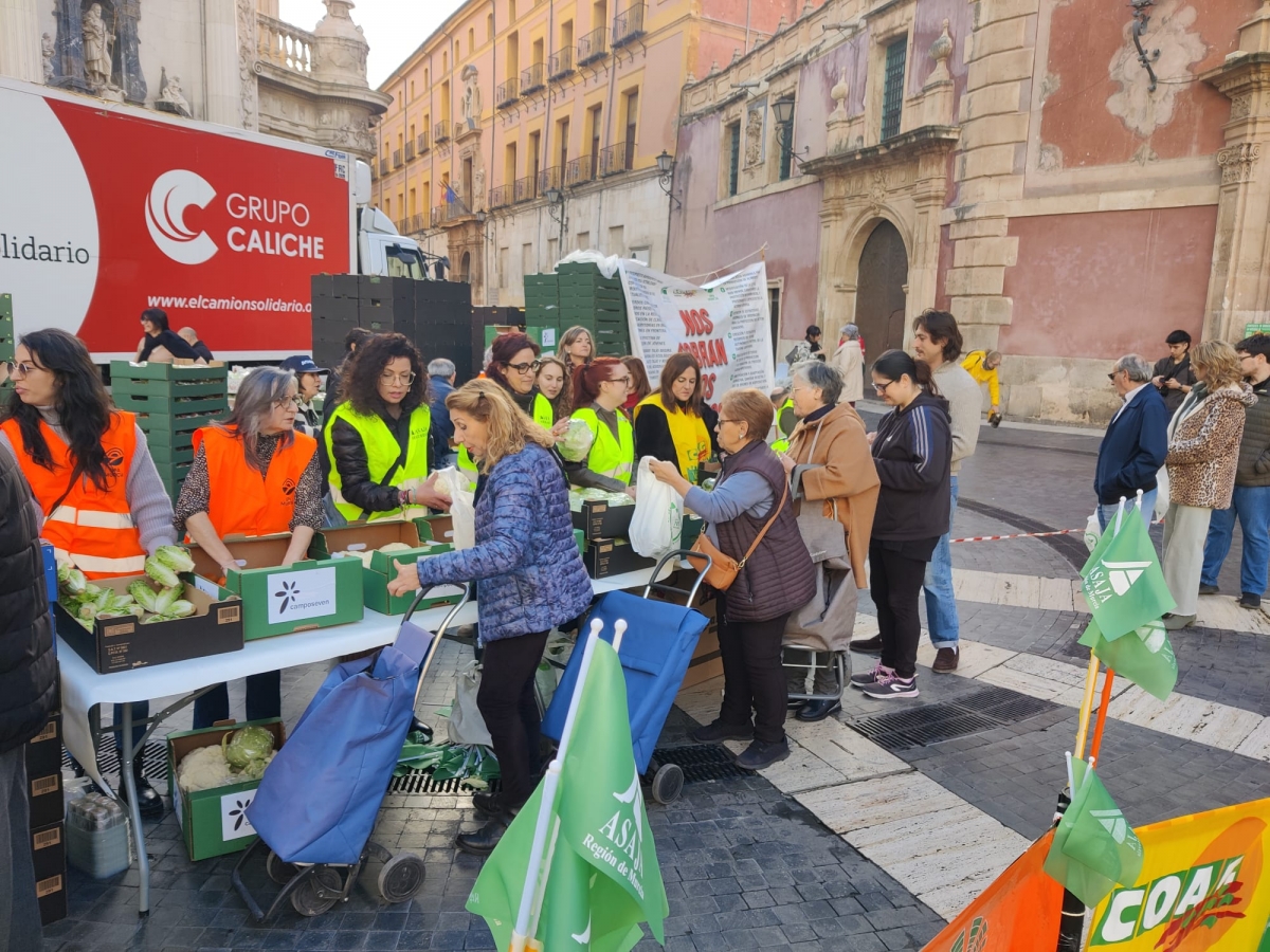 Fruta y verdura gratis: los agricultores reparten alimentos en la plaza de la Catedral de Murcia en señal de protesta