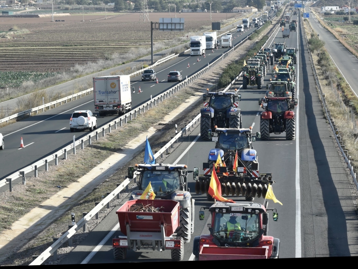 Las imágenes de las protestas agrícolas: tractoradas y autovías colapsadas en la Región de Murcia