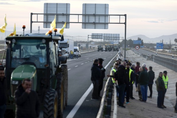 El 'súper jueves' en imágenes: protestas, tractoradas y autovías colapsadas en la Región de Murcia