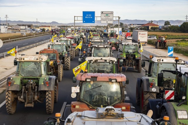Atronador rugido de auxilio de 2.500 tractores en las autovías: 