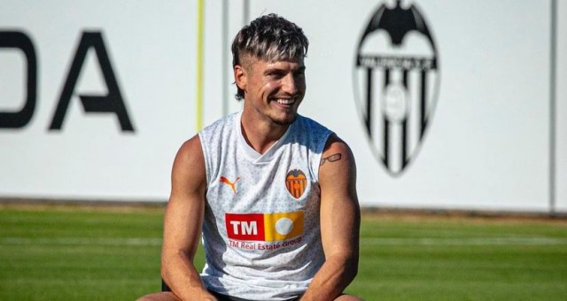 Cenk, pendiente de su salida, y Canós, lesionado, no viajan a Bilbao