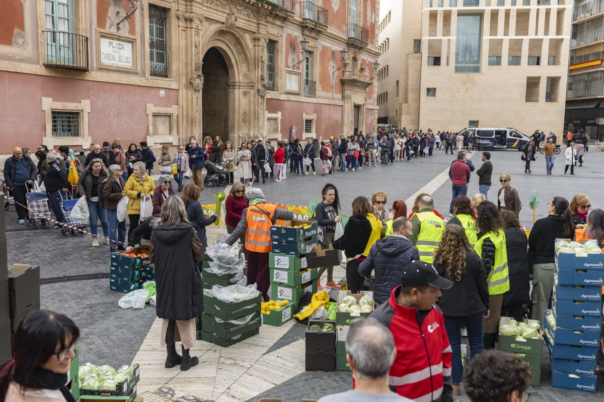 Fruta y verdura gratis: los agricultores reparten alimentos en la plaza de la Catedral de Murcia