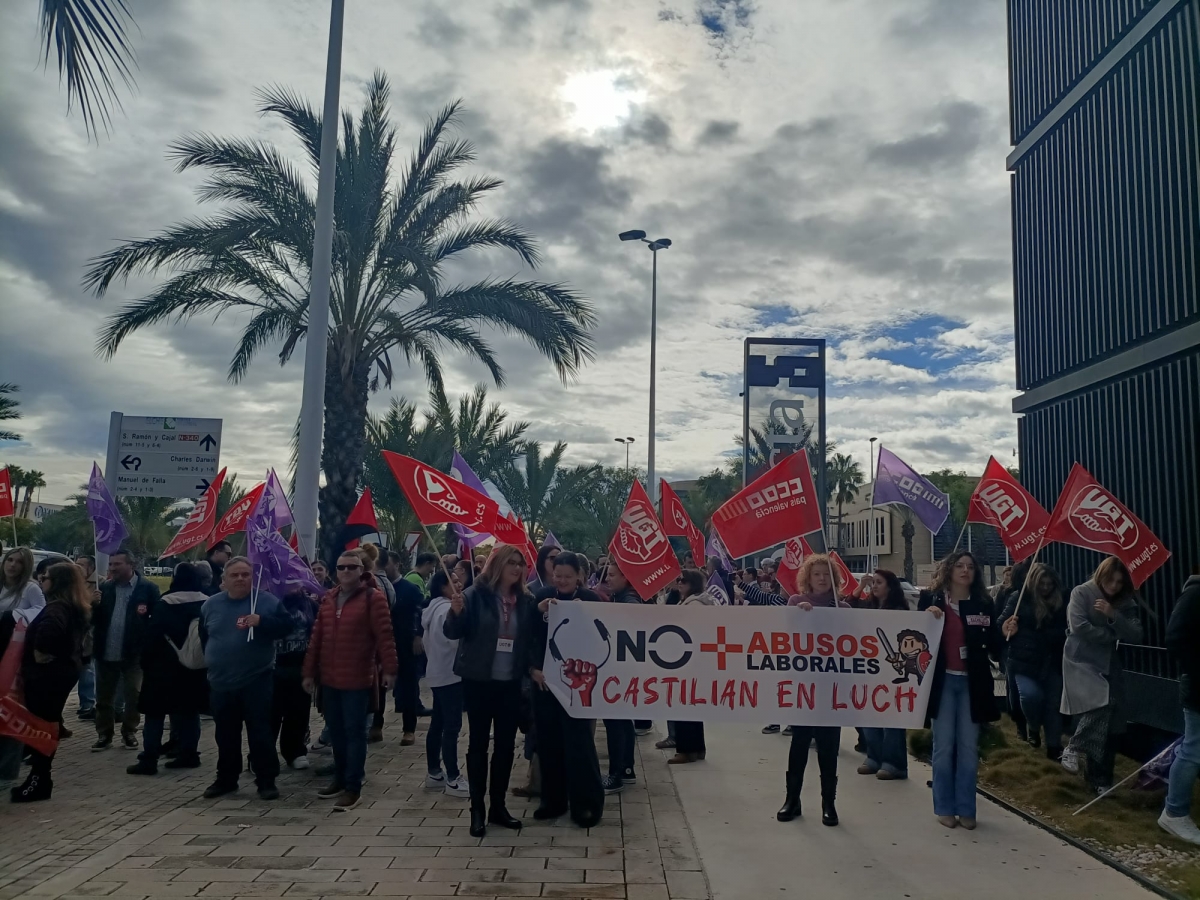 Reubicación y mantener sus 100 puestos de trabajo: Castilian, de Grupo Konecta, protesta en Elche contra el ERE 