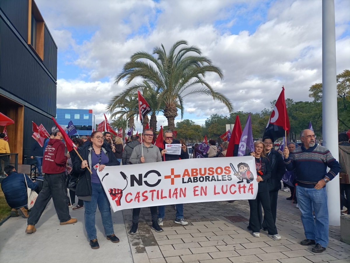 Protesta de plantilla y sindicatos en Castilian, de Grupo Konecta en Elche. - Foto: PLAZA Protesta de plantilla y sindicatos en Castilian, de Grupo Konecta en Elche.