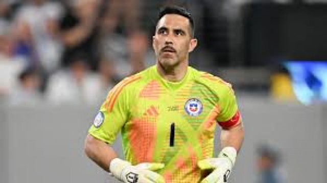 Claudio Bravo cuelga los guantes con 41 años