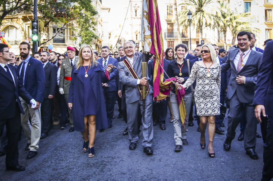 Pitos y aplausos a Joan Ribó al paso de la Senyera