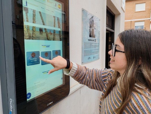 Canet instala cuatro asistentes turísticos con IA para que los turistas diseñen su propia visita