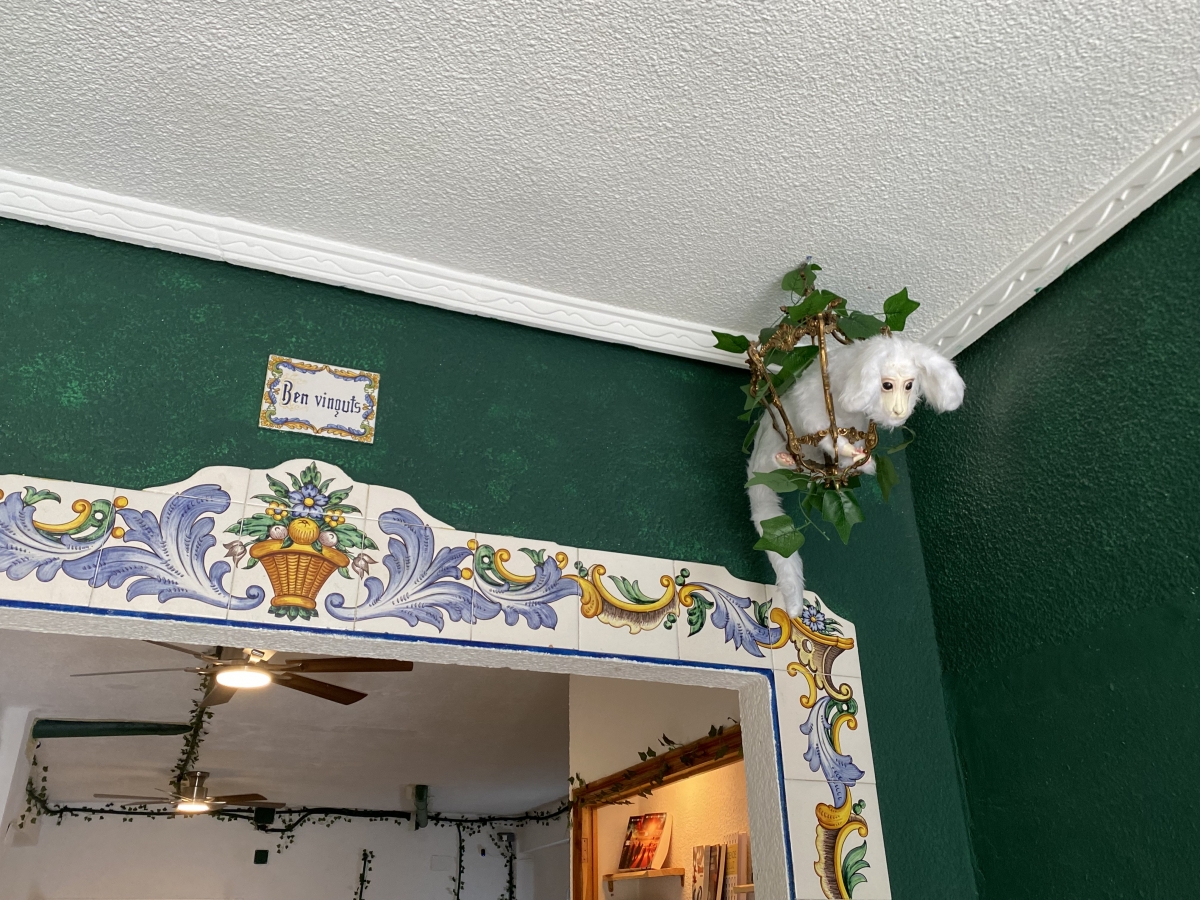 El dragón Fújur vigila la entrada de La Cámara de los libros - El dragón Fújur vigila la entrada de La Cámara de los libros