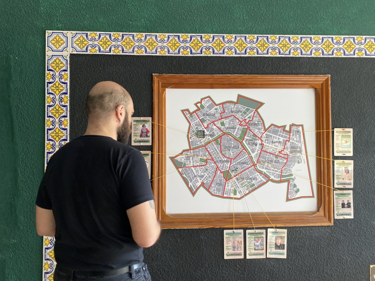 Kuma Almasy frente al mapa de espacios hermanados con la librería - Kuma Almasy frente al mapa de espacios hermanados con la librería