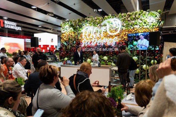 La Región de Murcia gana el premio 'Estand Revelación' de Madrid Fusión con su muro vegetal de mil kilos