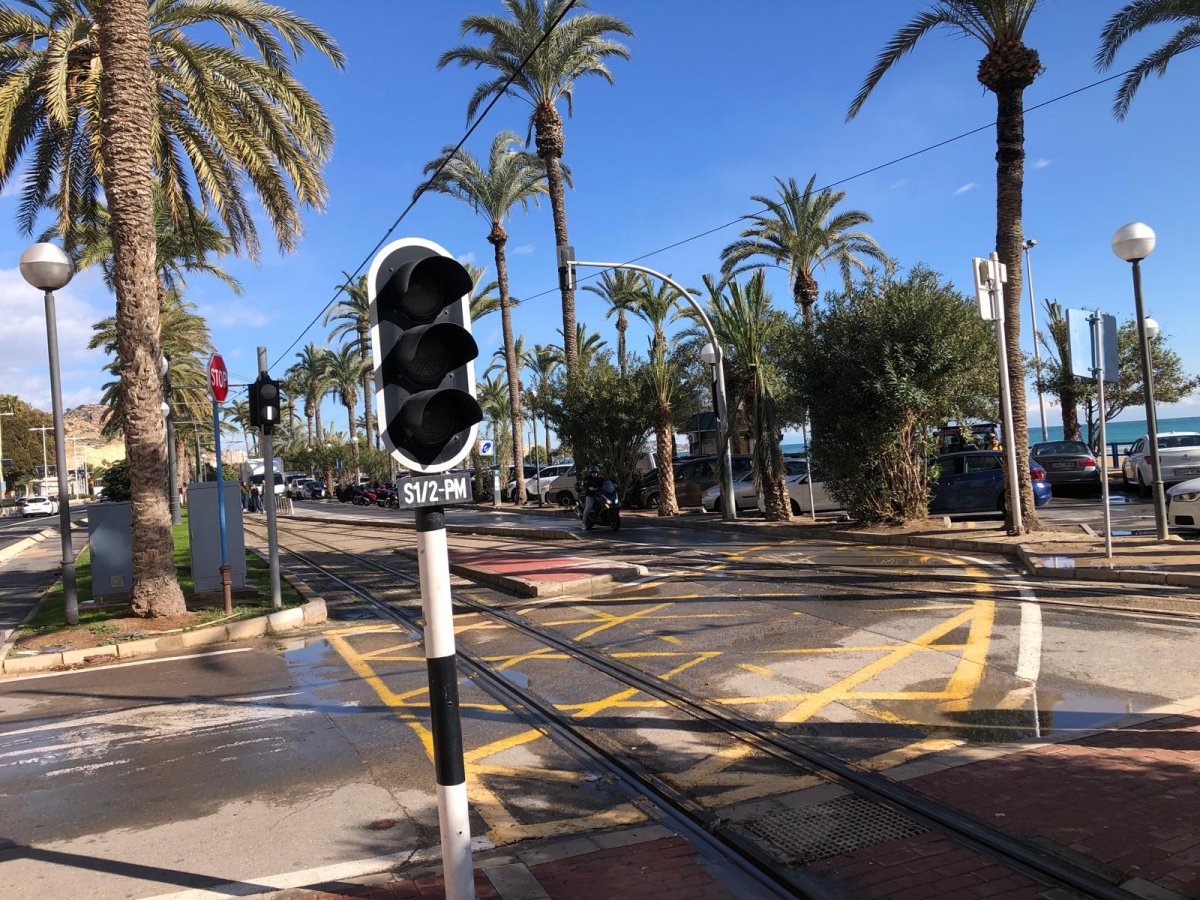Los andenes y la parada de la L5 del Tram frente al Postiguet de Alicante.