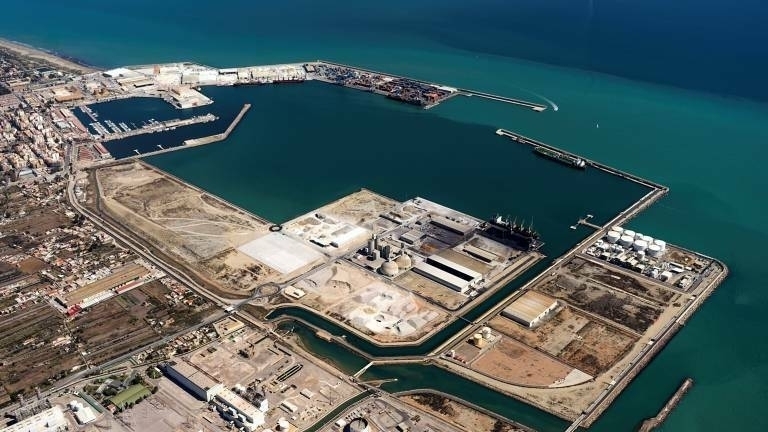 El puerto de Castelló cierra al tráfico debido al aviso rojo por fuertes vientos y el temporal marítimo