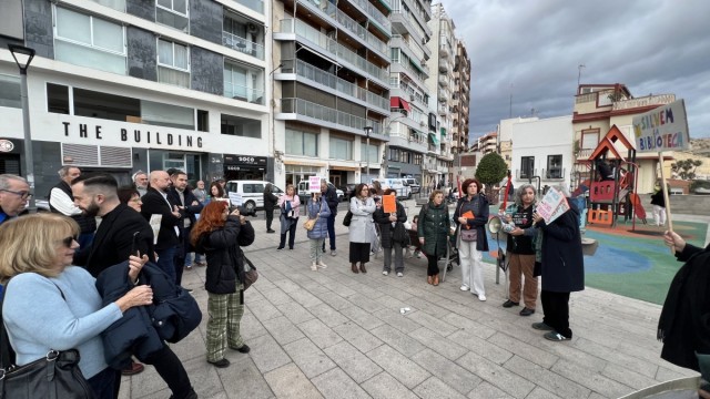 Vecinos del Raval Roig de Alicante se concentran en la Plaza de Topete contra el 
