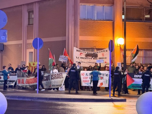 Cerca de 150 personas piden en los aledaños del Roig Arena expulsar a Israel de los torneos europeos