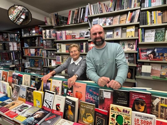 Librería Llorens, 150 años levantando la persiana en Alcoy: un referente cultural que goza de buena salud