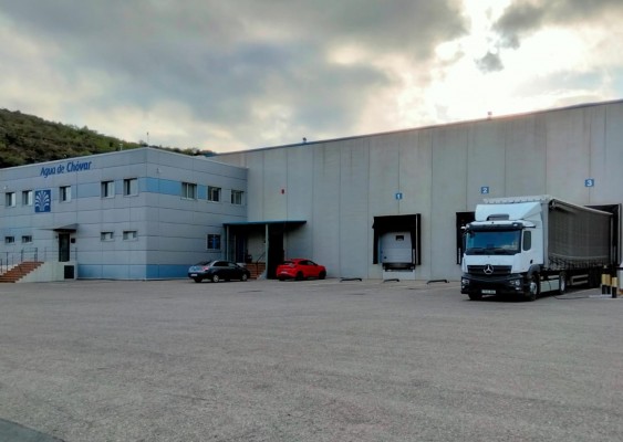 Agua de Chóvar moderniza su embotelladora y espera el permiso para ampliar la producción