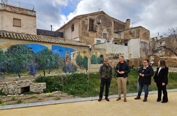 El artista Carlos Callizo agranda y embellece 'Los Huertos del Vicario' de Caravaca de la Cruz con un mural-trampantojo