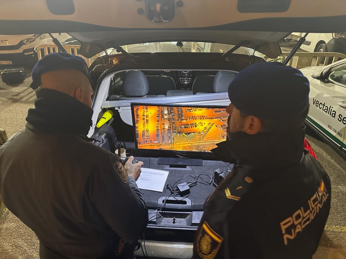 Integrantes del Servicio de Medios Aéreos operan un dron en el Martínez Valero - Foto: CNP Integrantes del Servicio de Medios Aéreos operan un dron en el Martínez Valero