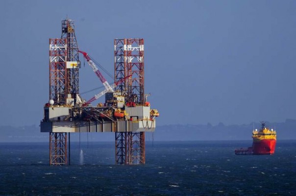El Brent supera los 80 dólares aupado por las tensiones en Oriente Medio y los recortes de tipos
