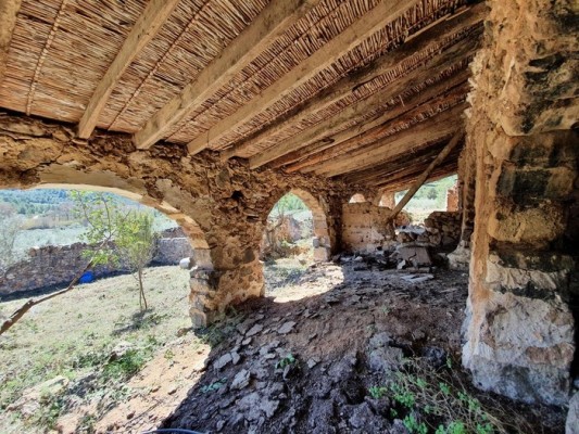 Vall de Almonacid y la UJI se alían en un proyecto turístico centrado en el corral municipal de la Rectoría