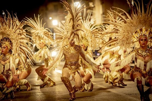 Plumas, sátira y tradición: los tres gigantes del Carnaval de la Región y otro clásico despliegan su magia 