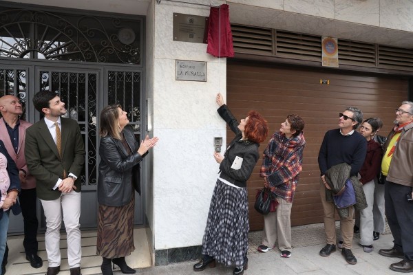 Una placa en la casa de la Muralla del Mar de Cartagena donde vivió Josefina Soria rinde homenaje a la poetisa