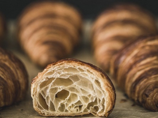 El mercado global del croissant rozará los 7.000 millones en 2026, con la masa madre como protagonista