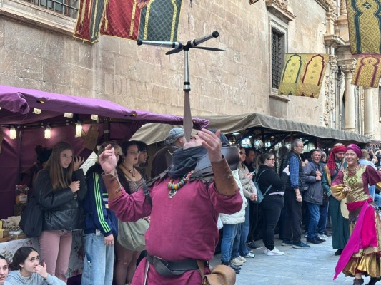 Orihuela suspende este sábado el Mercado Medieval, los mercadillos y las actividades al aire libre por la alerta naranja de viento