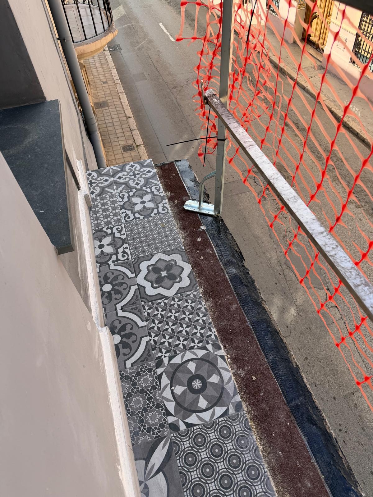 Un camión vuelve a arrancar parte de la barandilla de un balcón en la calle Rafael Valls de Manises