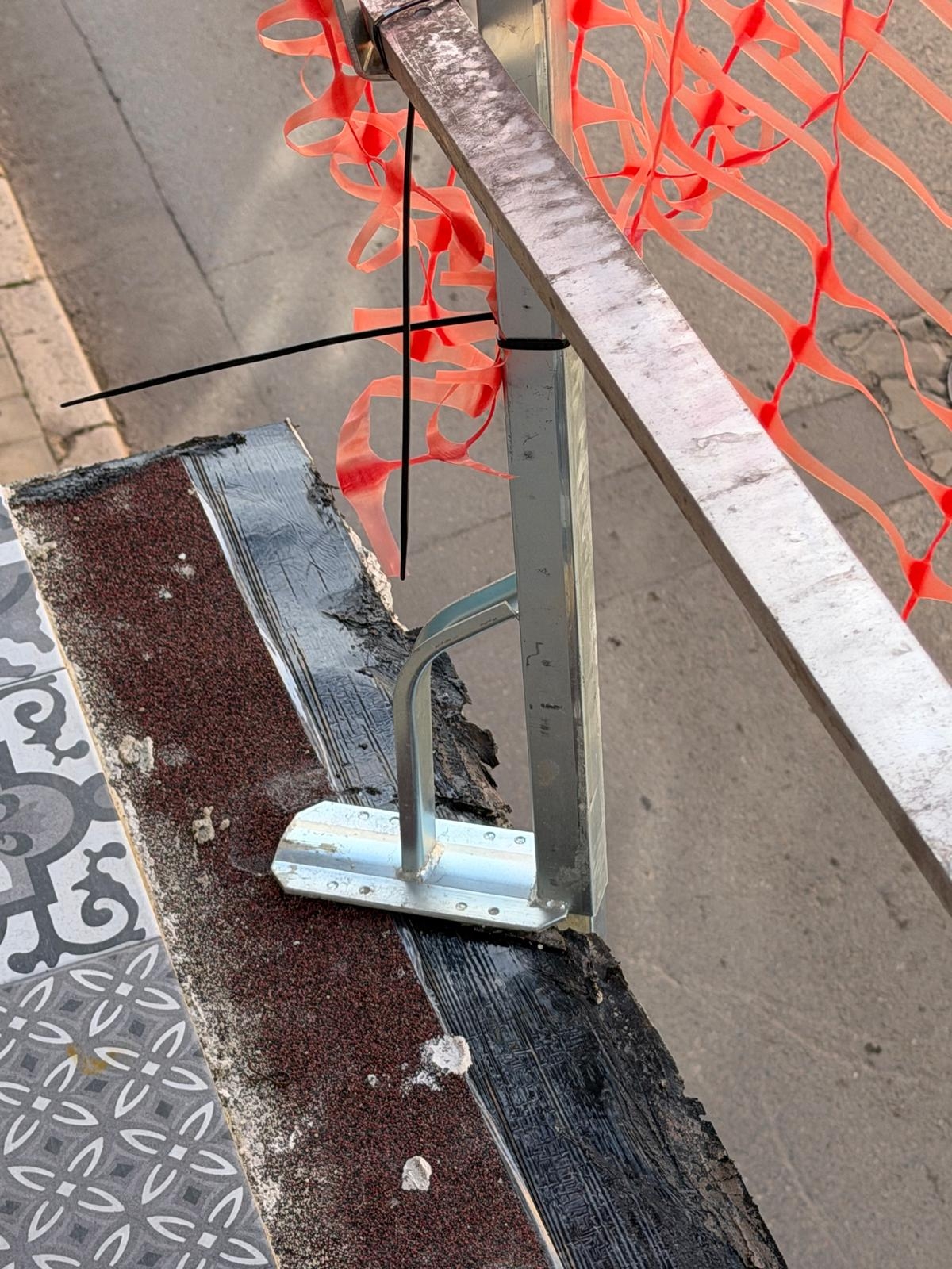 El balcón afectado por el golpe de un camión en la calle Rafael Valls de Manises.