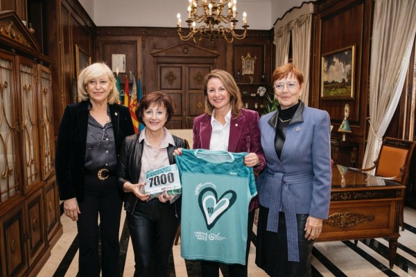 Carrasco recibe la camiseta de la X Marcha contra el Cáncer y anima a participar en la prueba solidaria