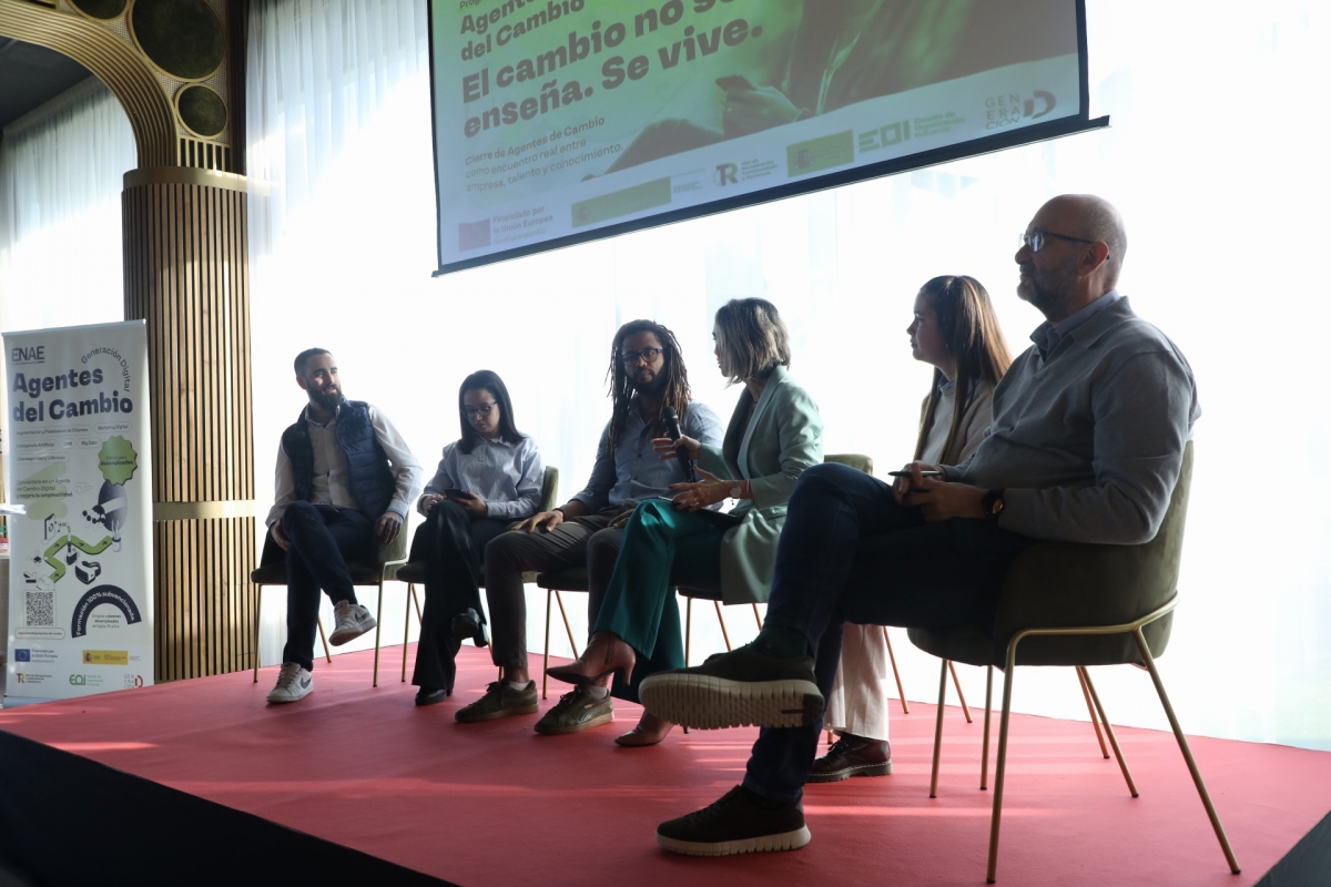 Profesores y alumnos del Programa Agentes del Cambio de ENAE. - Foto: ENAE Profesores y alumnos del Programa Agentes del Cambio de ENAE.