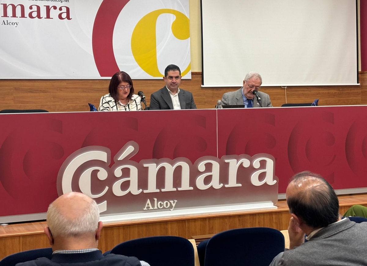 El alcalde de Alcoy, la presidenta de la Cámara y el presidente de Alcoy Industrial. - El alcalde de Alcoy, la presidenta de la Cámara y el presidente de Alcoy Industrial.