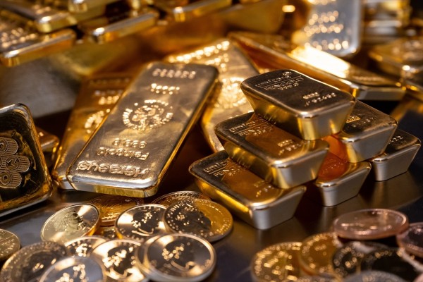 El oro llega a perder los 5.000 dólares tras desplomarse hasta un 9%
