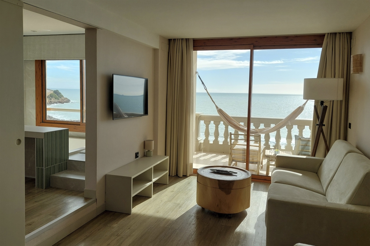 Hotel Voramar permite al huésped disfrutar del mar y la playa desde su habitación.   