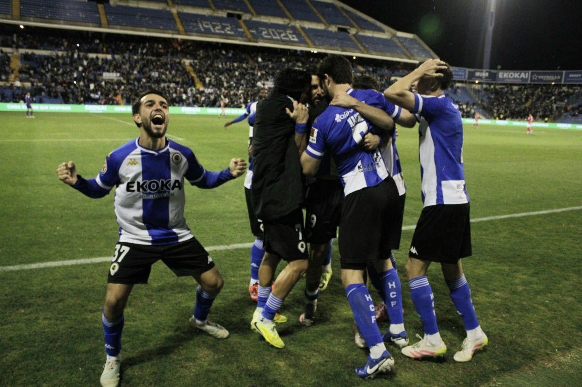 Los blanquiazules celebran el primer tanto de Fran Sol - Foto: FITO GONZÁLEZ Los blanquiazules celebran el primer tanto de Fran Sol