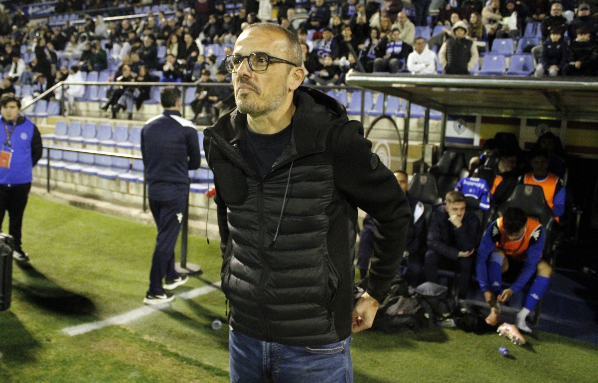 Company en el banquillo - Foto: FITO GONZÁLEZ Company en el banquillo