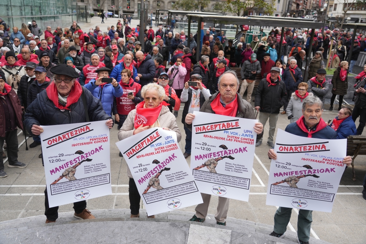 Concentración en Bilbao contra la paralización de la subida de las pensiones. - Foto: H.BILBAO / EP Concentración en Bilbao contra la paralización de la subida de las pensiones.