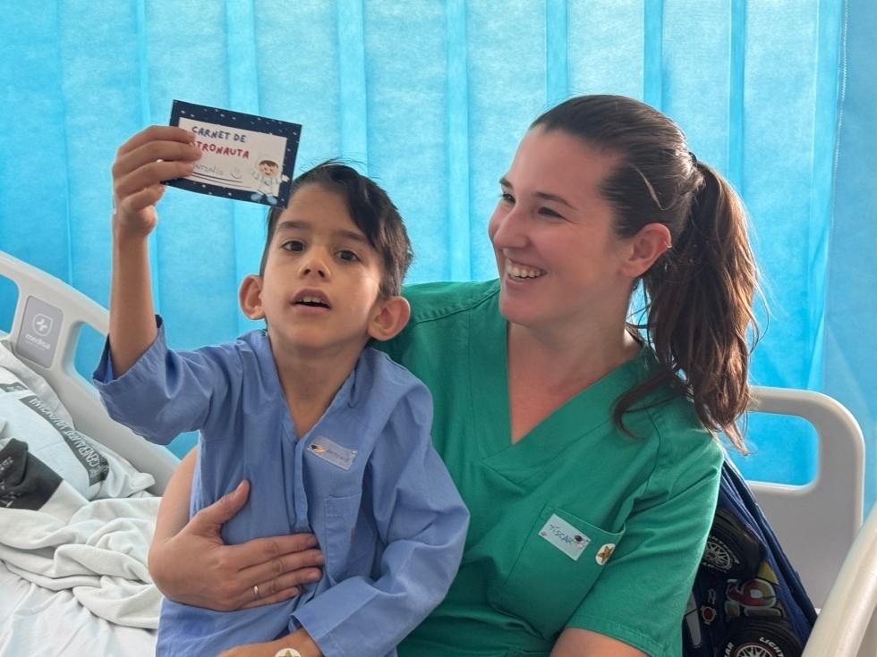Resonancias como misiones espaciales: el Hospital de Elche da carnets de astronauta para reducir el estrés infantil