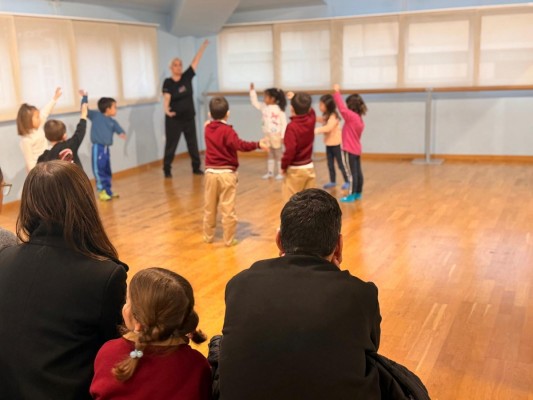 El Centre Municipal de les Arts de Burriana abre las aulas del Jardí Artístic a las familias en su 20º aniversario